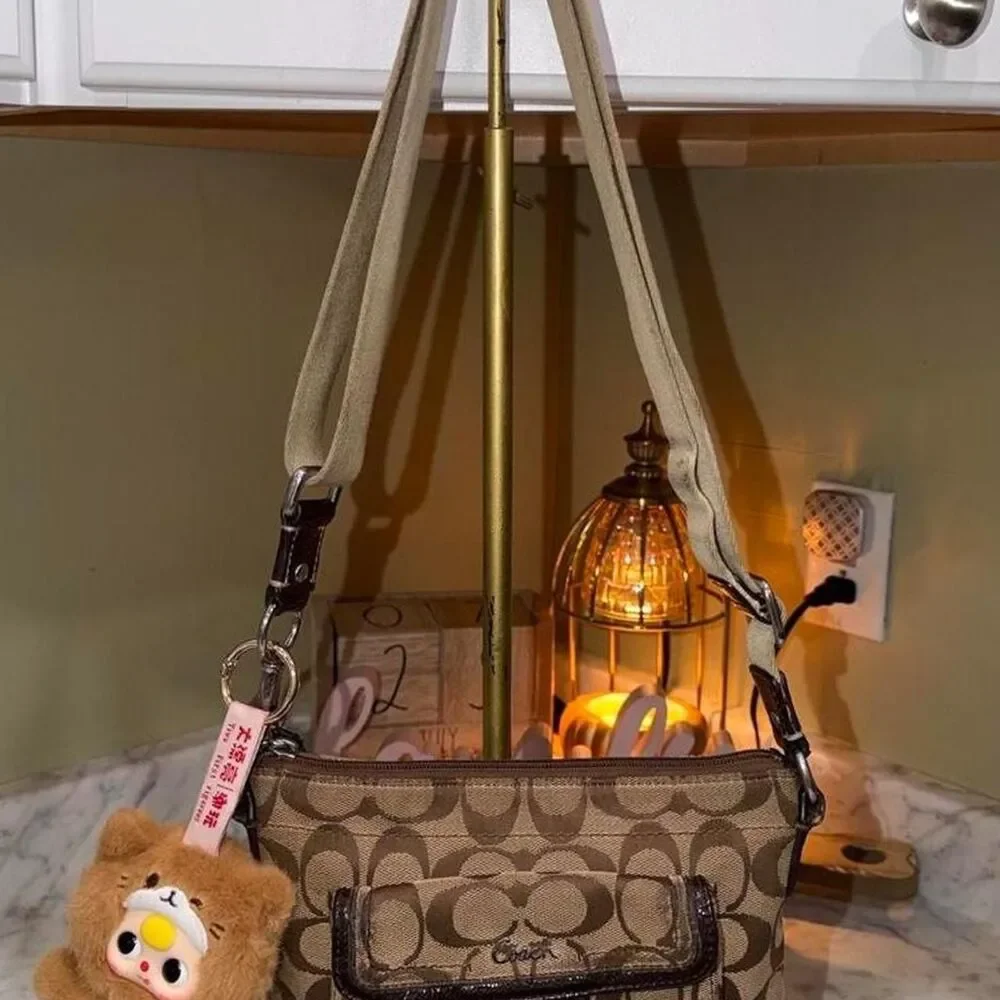Vintage coach Penelope turnlock crossbody bag that can be wore as a shoulder bag